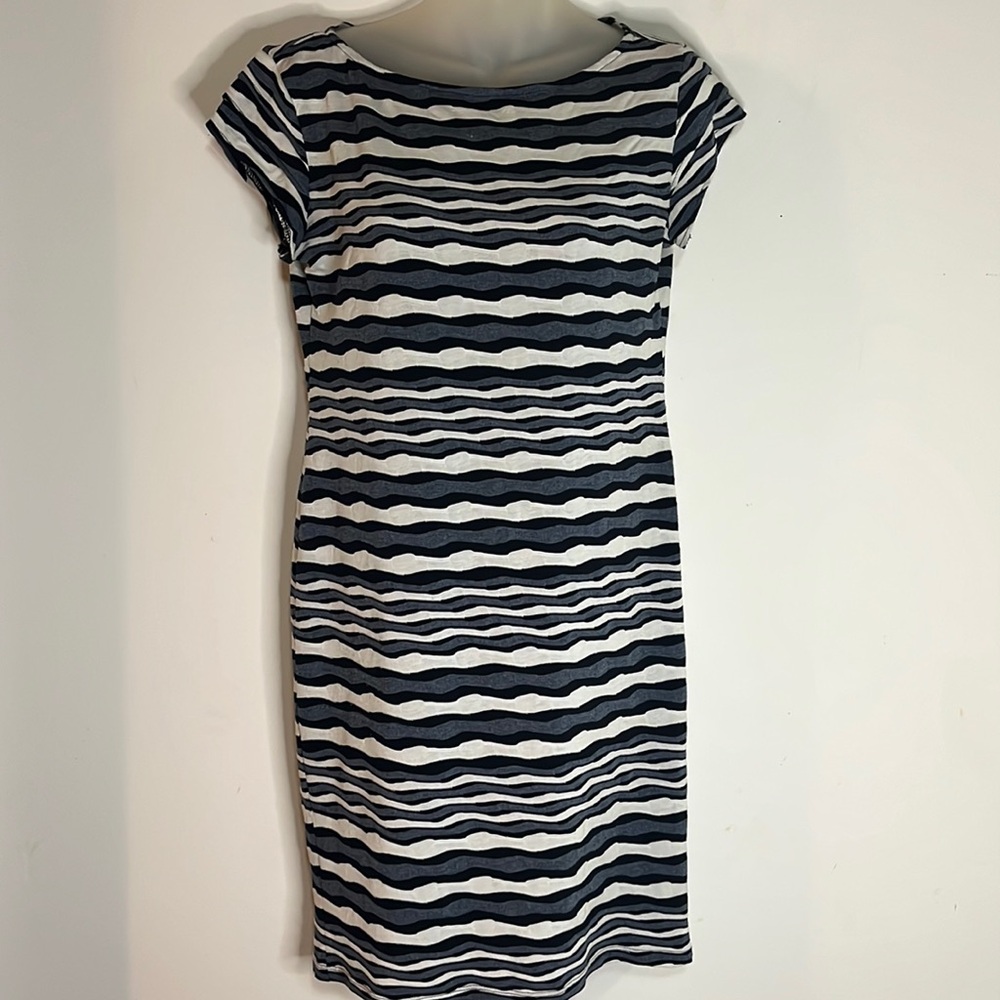 Sharagano Textured Knit Sheath Dress Black Gray White Wavy Stripe Cap Sleeve